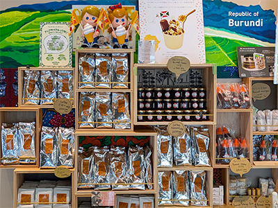 ブルンジから輸入したコーヒーやはちみつを販売している棚